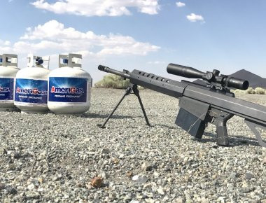 Βίντεο: Όταν μια σφαίρα 50 CAL. συναντά... φιάλες προπανίου